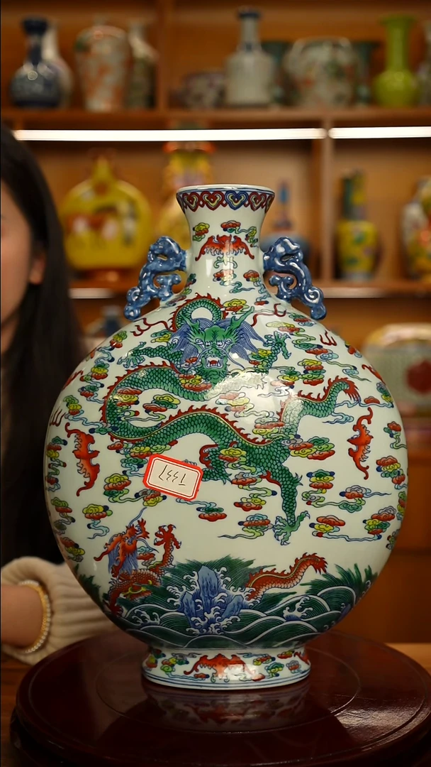 其他瓷在*上斗彩龙纹抱月瓶