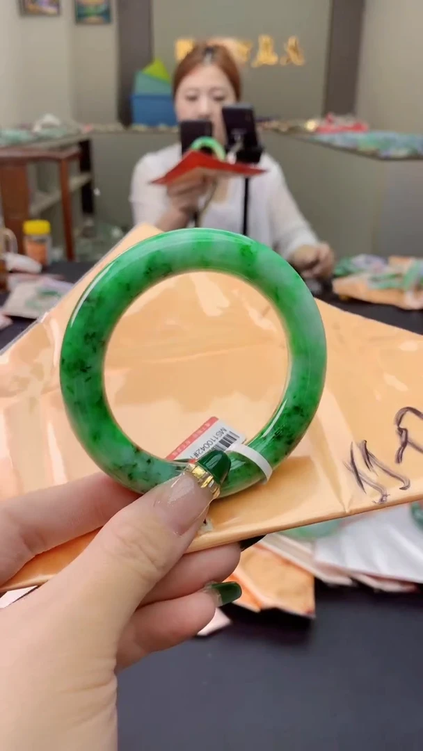 翡翠手镯未镶嵌0247821401