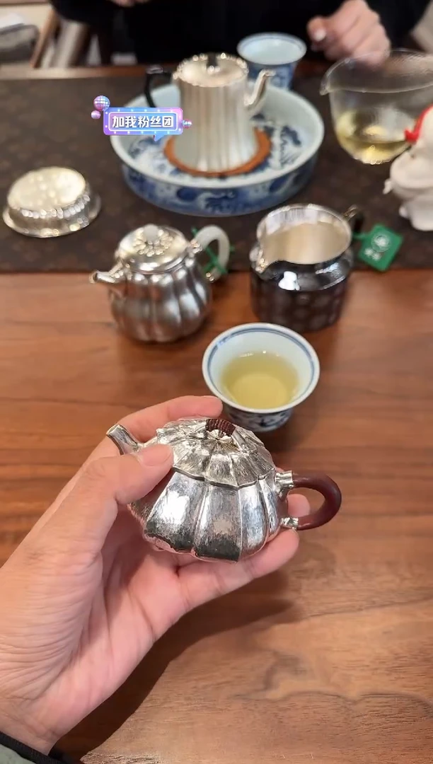 -哈***可手敲锤纹菱瓣三足石瓢壶