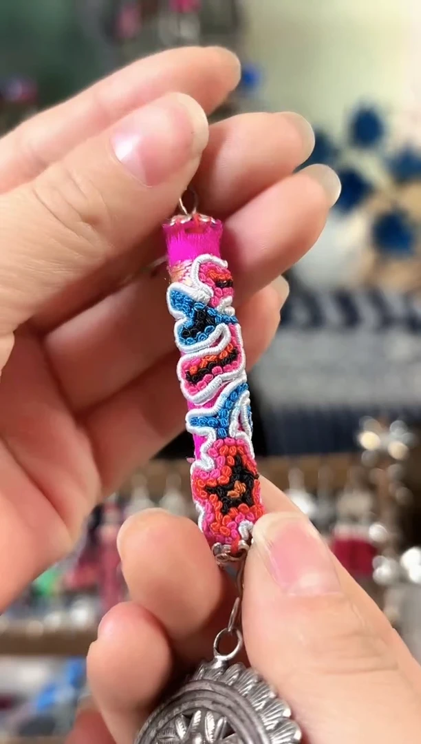 彩云南阁非遗老绣饰品872