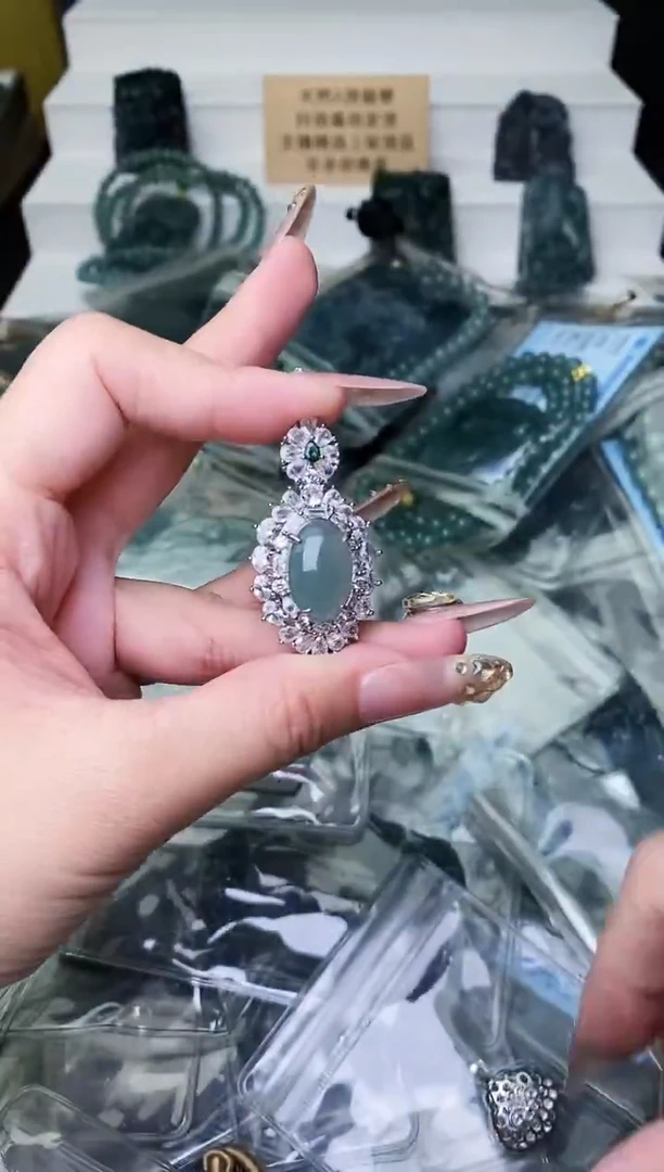 颈饰未镶嵌翡翠