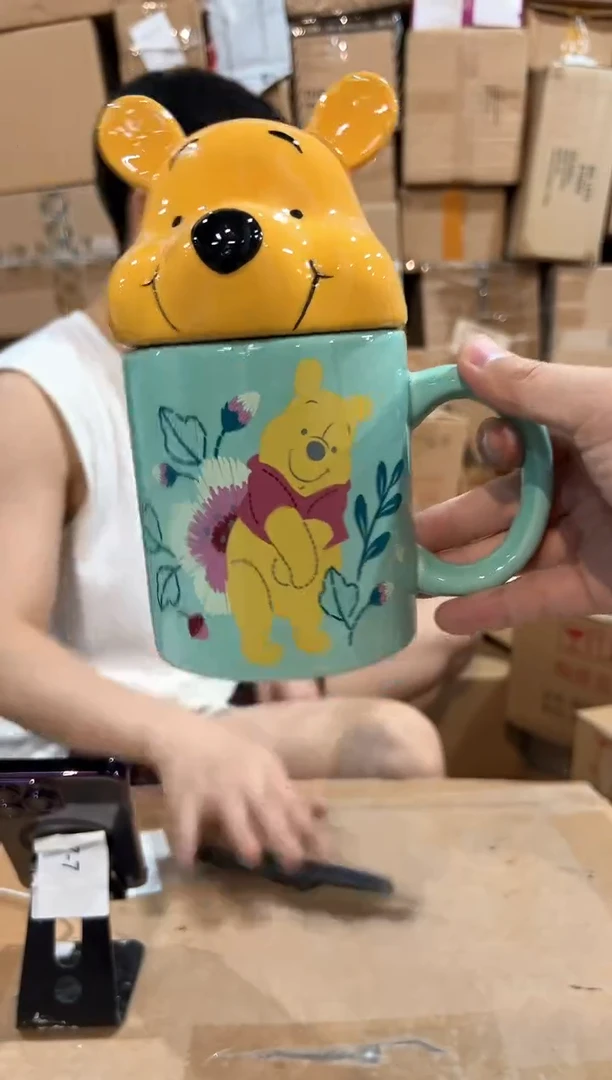 瓷片绿色维尼带盖杯