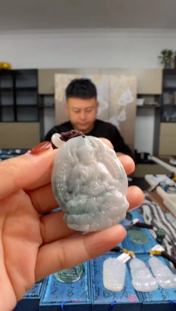 颈饰未镶嵌翡翠  多样性发其一