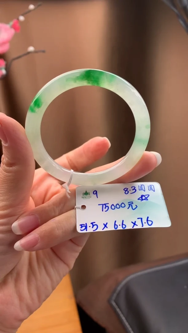 翡翠手镯未镶嵌自带#送人#，联系客服核对地址~