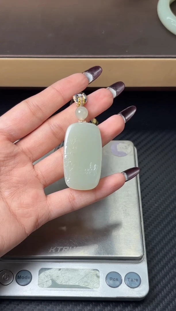 吊坠(赠链)未镶嵌和田玉且末迪克兰一细微色差吊坠