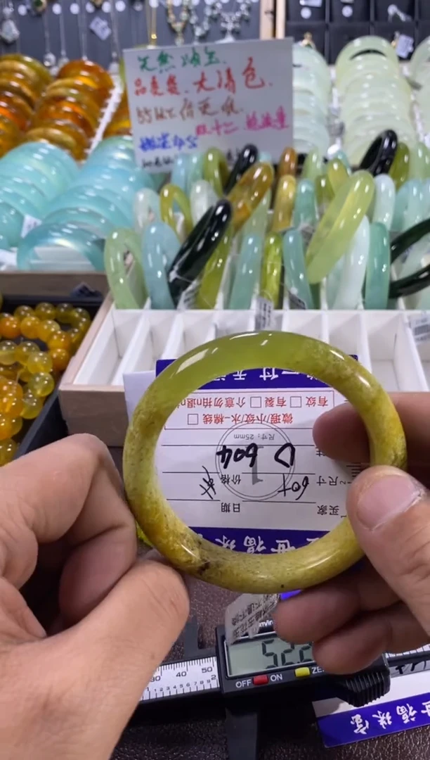 未镶嵌蛇纹石玉手镯1