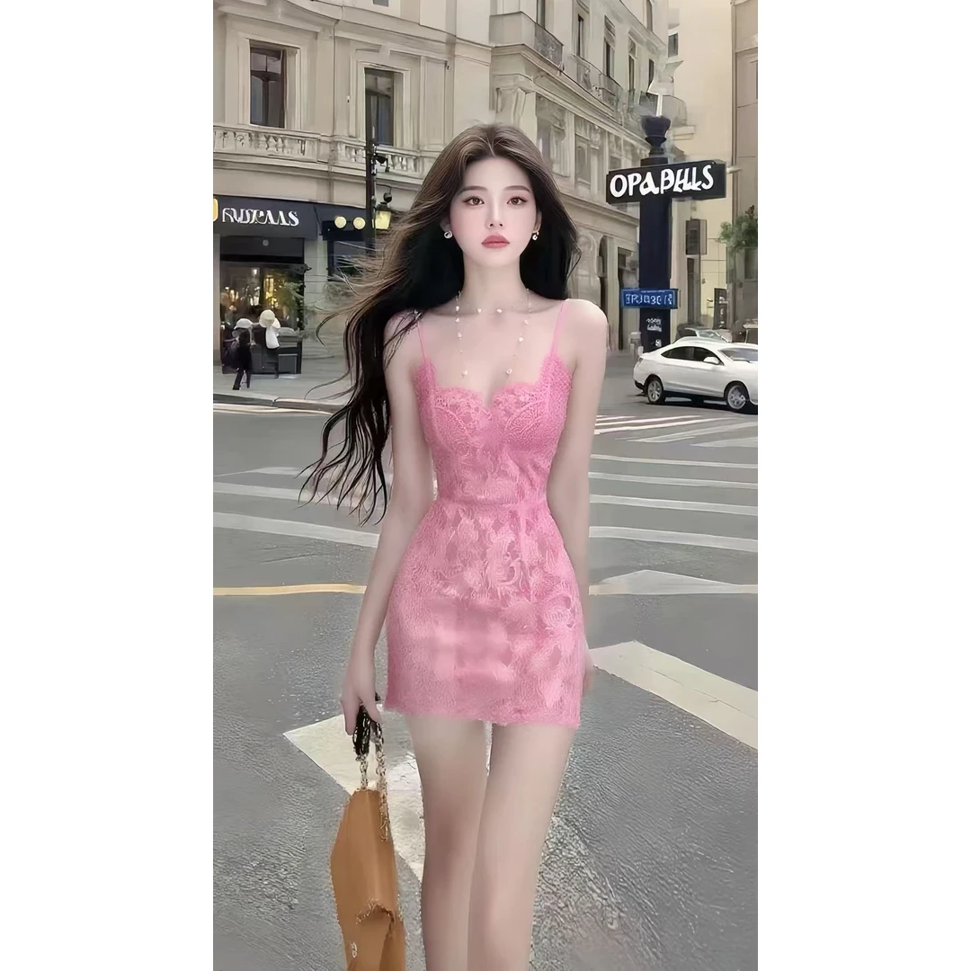 夏季新款氛围感性感纯欲辣妹风粉色低领吊带收腰包臀蕾丝连衣裙女