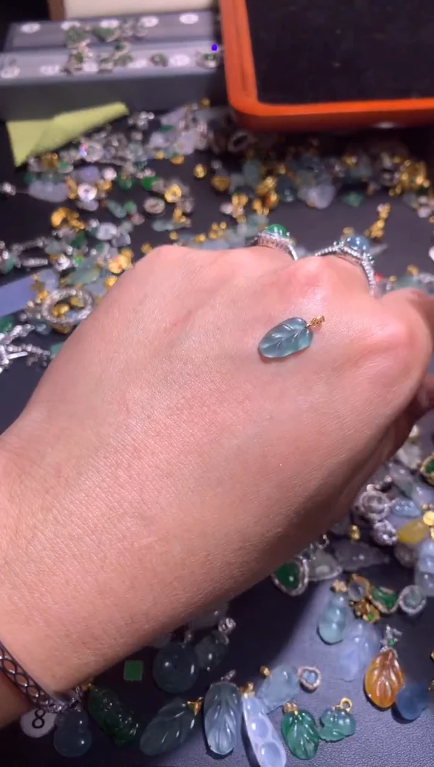 【闪购商品】翡翠吊坠(不含链)18K金镶嵌颜色随机