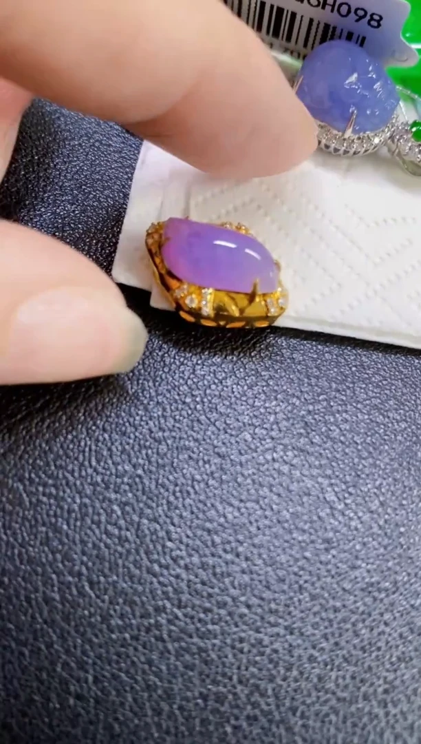 颈饰18K金镶嵌翡翠吊坠