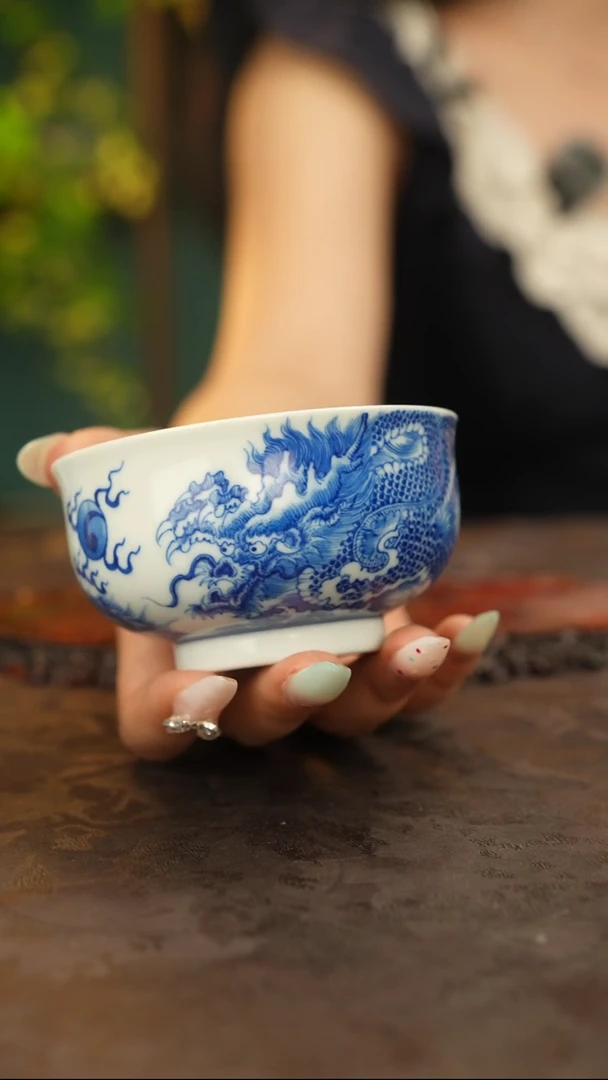 青花手绘龙纹主人杯