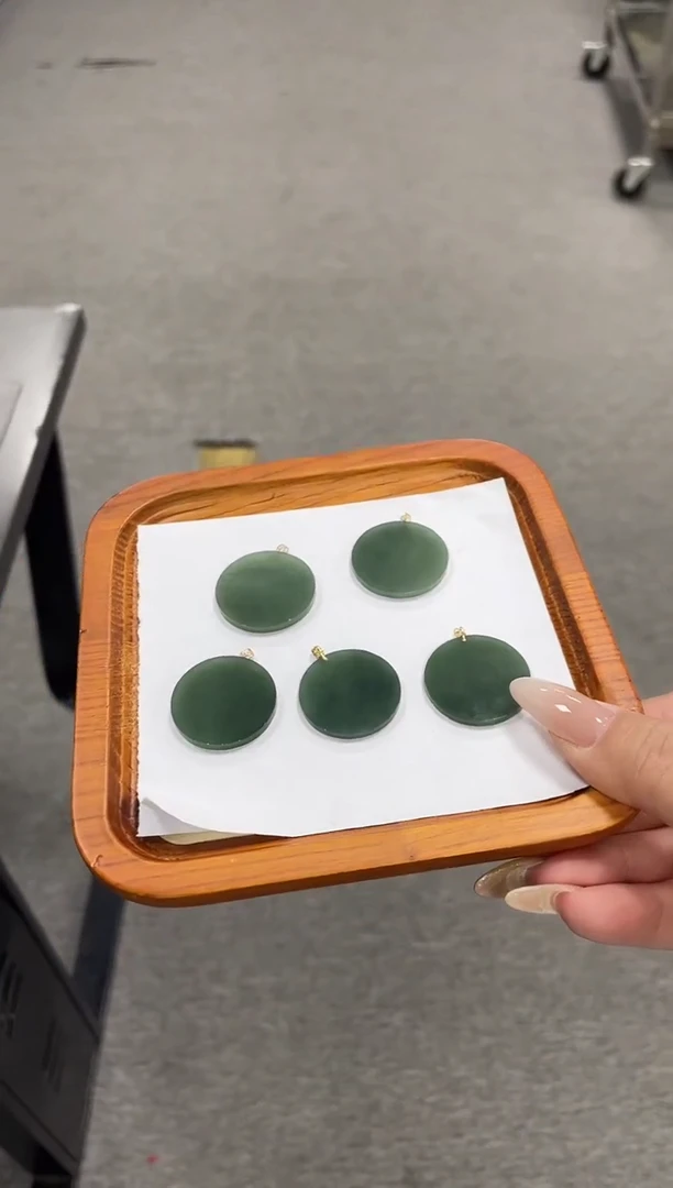 颈饰18K金镶嵌翡翠2240120C无事牌多样性发1件