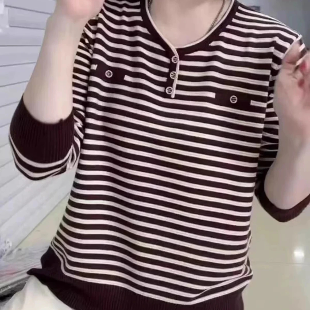 今年流行漂亮妈妈装秋装V领条纹撞色长袖打底衫上衣气质大码潮