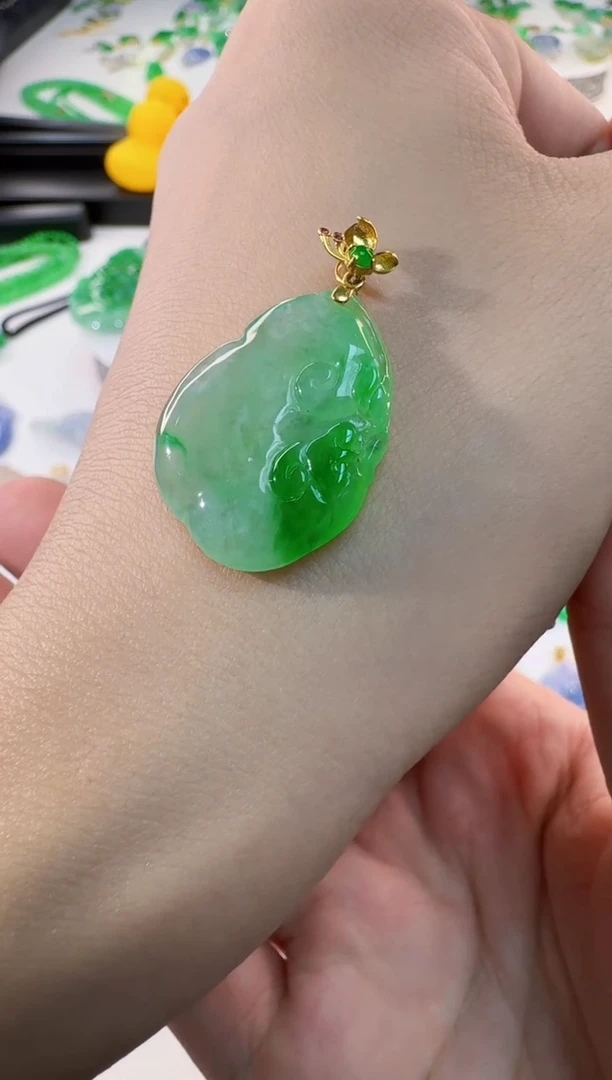 颈饰18K金镶嵌翡翠缅甸A货翡翠