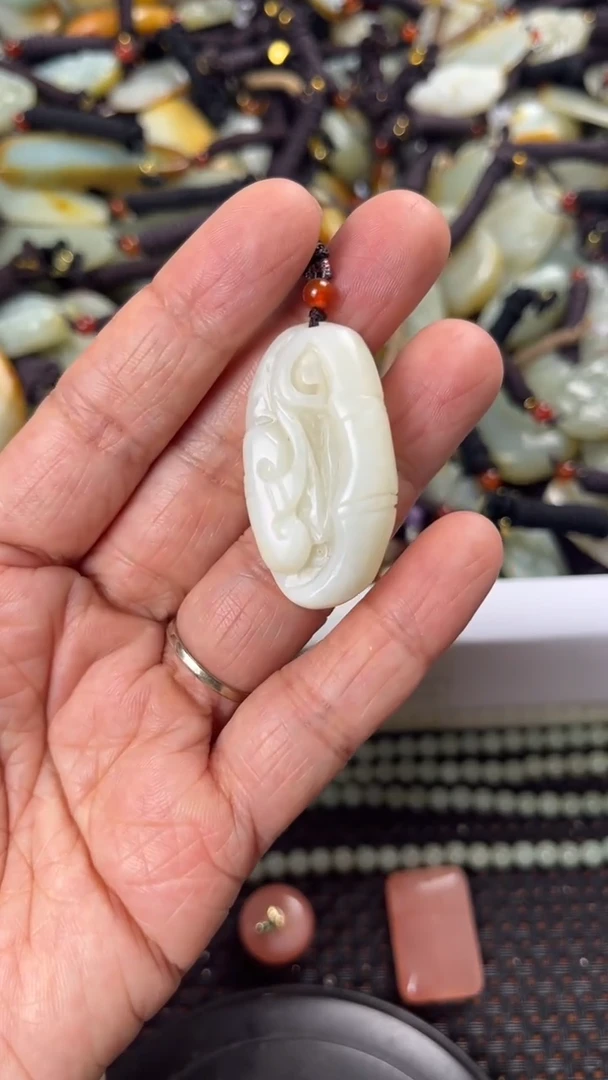 【闪购商品】和田玉颈饰未镶嵌多样性发货没有证书拍一发一有瑕