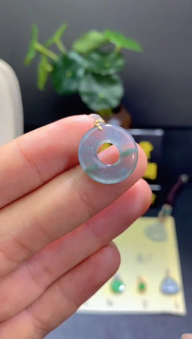 翡翠18K金镶嵌颈饰翡翠吊坠