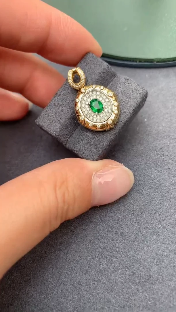 【闪购商品】祖母绿颈饰18K金镶嵌祖母绿颈饰