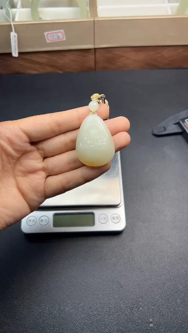 吊坠(赠链)未镶嵌和田玉且末金山微色差吊坠M