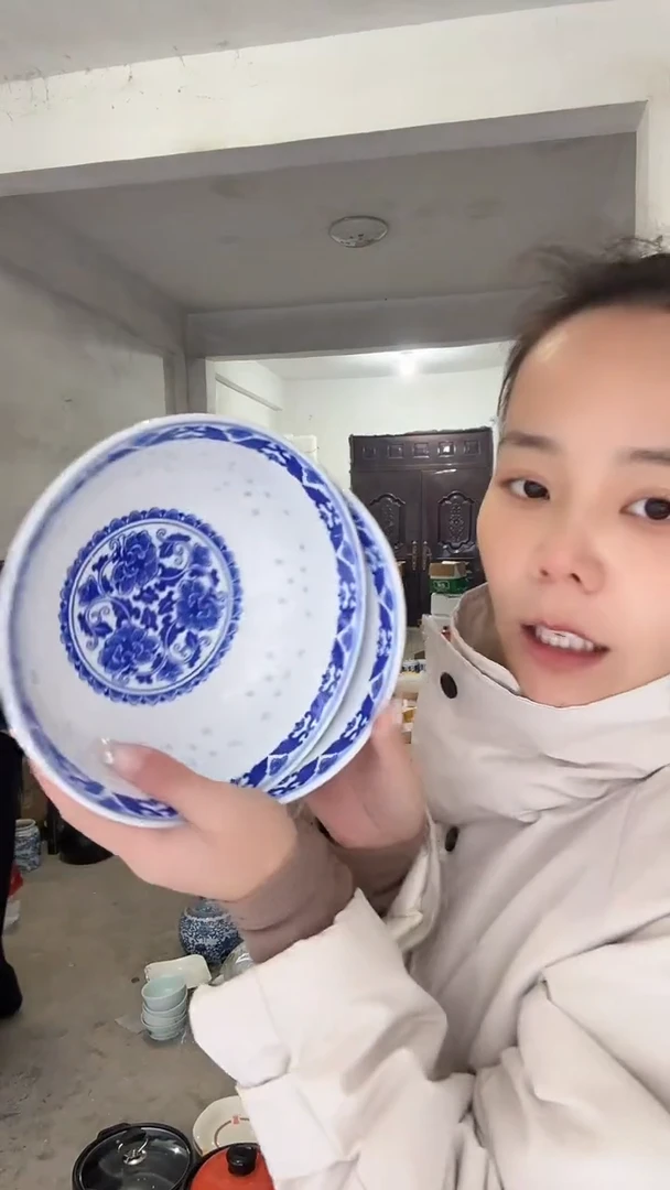 两个装瓷器的东西两个装瓷器的东西7英寸