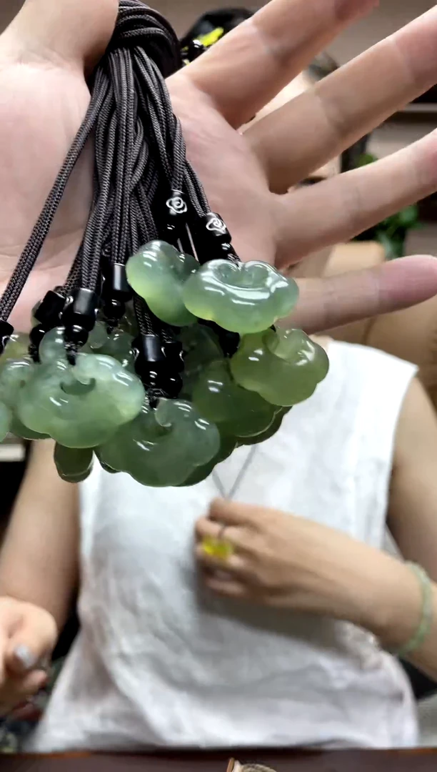 岫玉未镶嵌颈饰多样性发货发其中之一