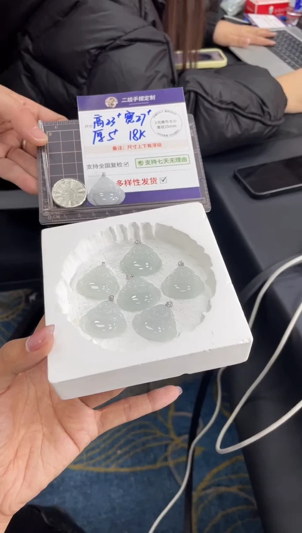 18K金镶嵌挂件翡翠白佛公FL24多样性发其一CP配绳