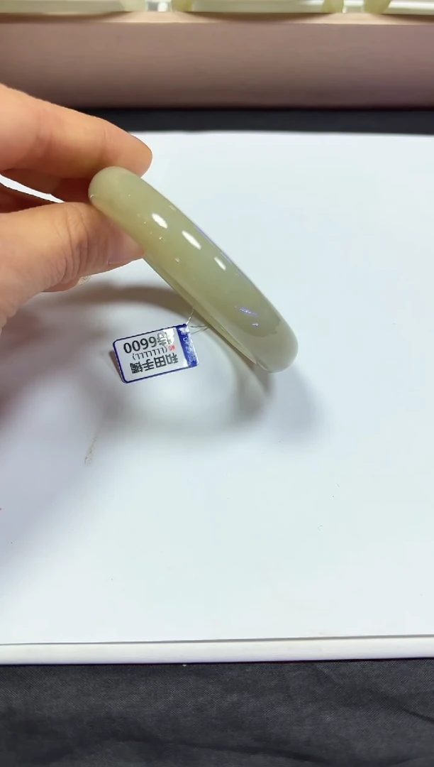 颈饰未镶嵌和田玉手镯56.4