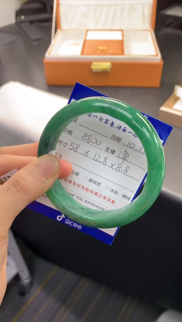 未镶嵌手镯翡翠退货需手镯吊牌标签完好