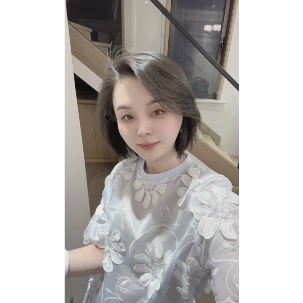 大掌柜推荐《小幸运》轻薄百搭立体花朵刺绣套头圆领小衫