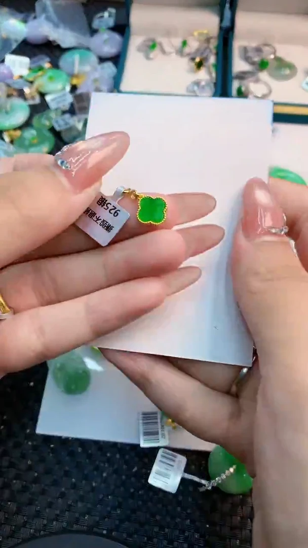 翡翠未镶嵌吊坠(不含链)1