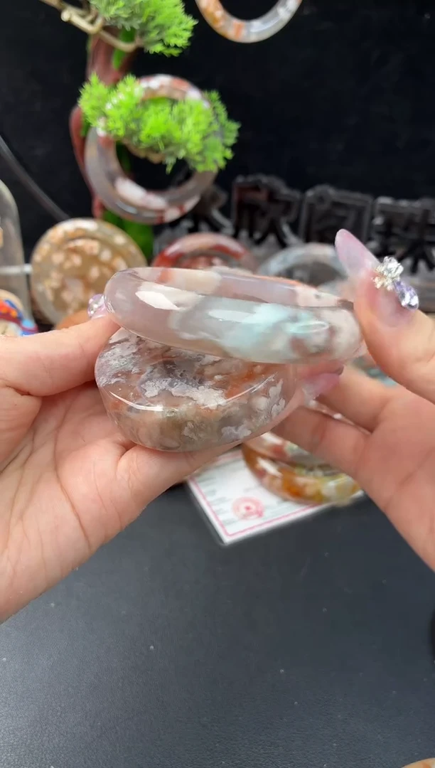 未镶嵌手镯（圆镯）石英质玉58