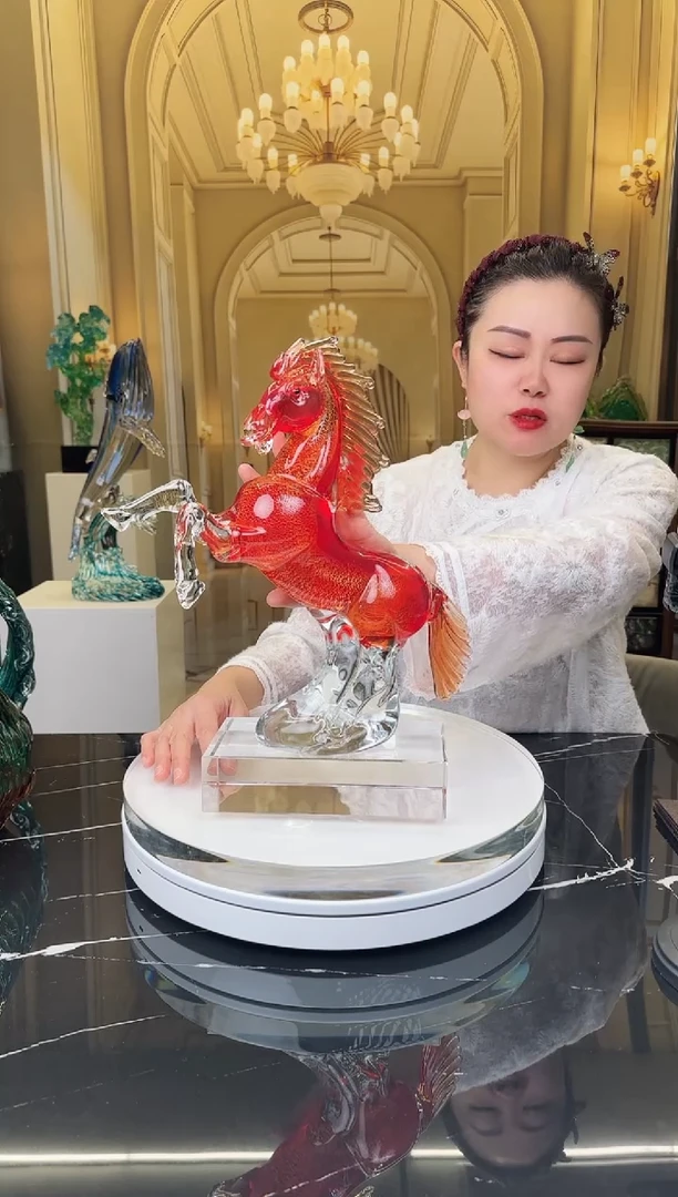 琉璃红色马水晶底座