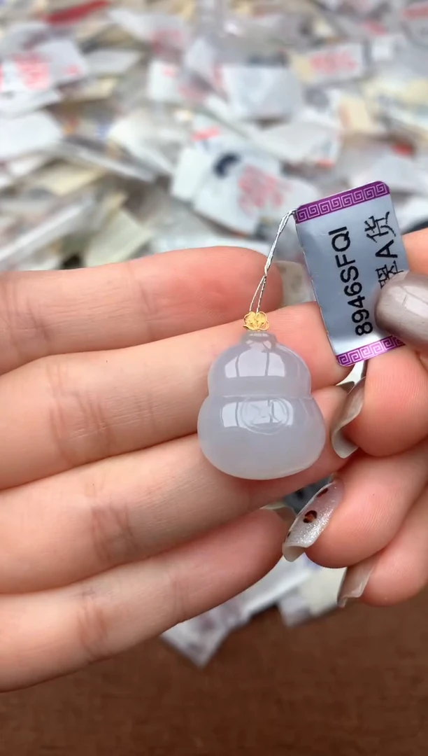 18K金镶嵌挂件翡翠—