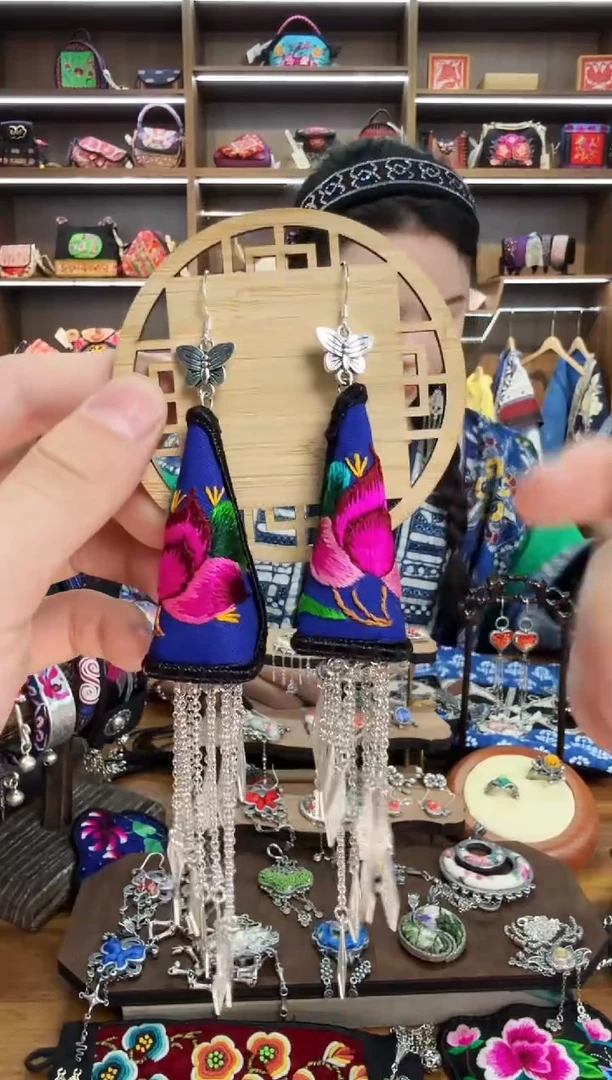 【闪购商品】织绣61蒙阿苏苗绣传承