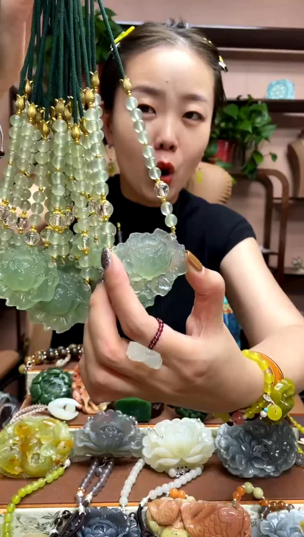 未镶嵌岫玉吊坠多样性发货发其中之一
