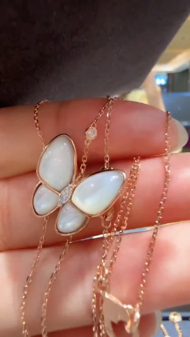 18K金镶嵌贝壳（贝母）项链马眼钻蝴蝶项链