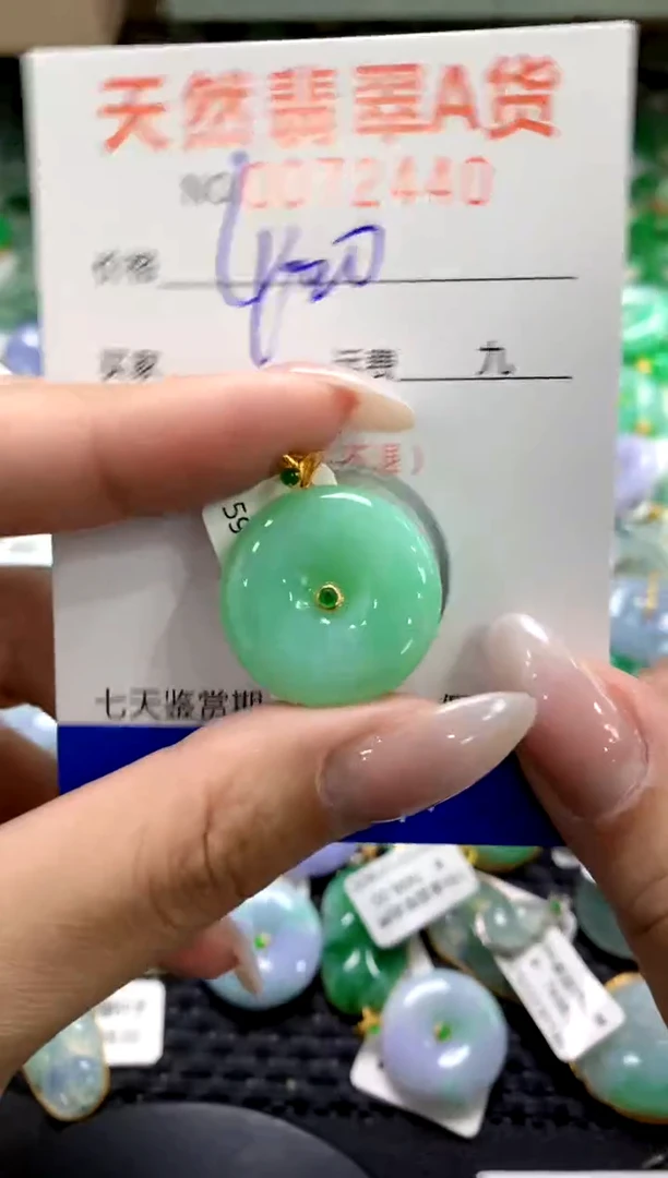 翡翠18K金镶嵌颈饰1111111111111111