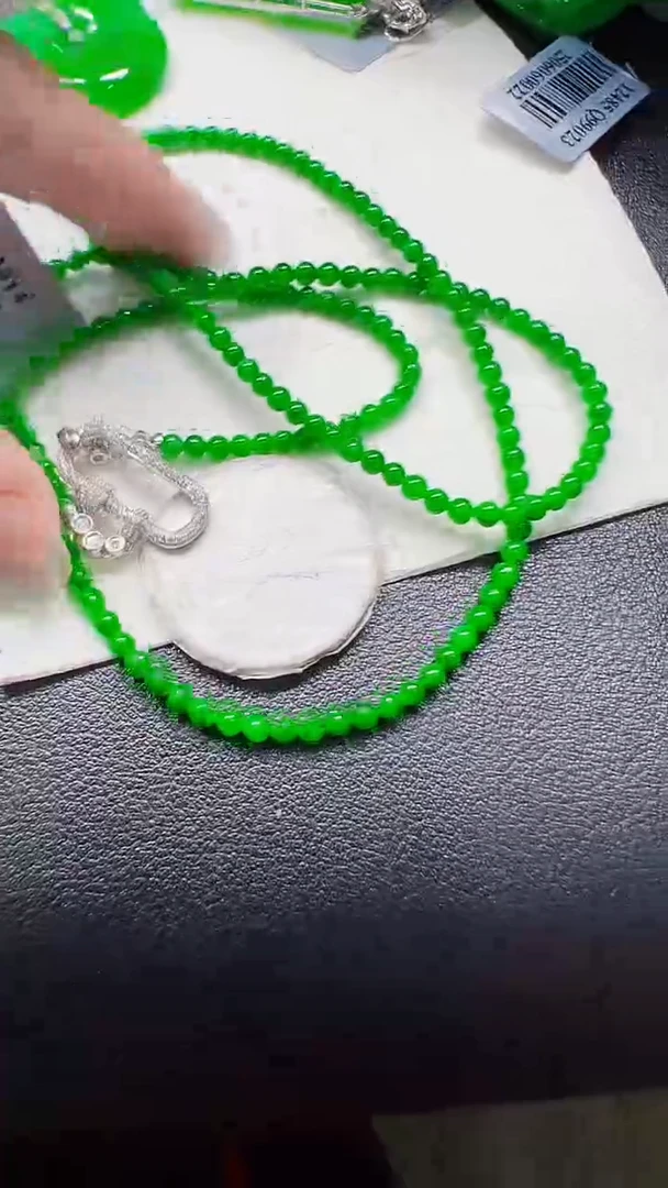 颈饰18K金镶嵌翡翠珠链