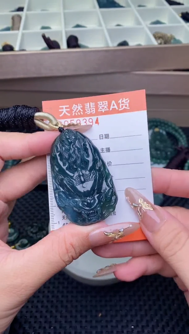 翡翠未镶嵌颈饰