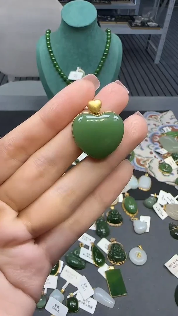 18K金镶嵌和田玉挂件1