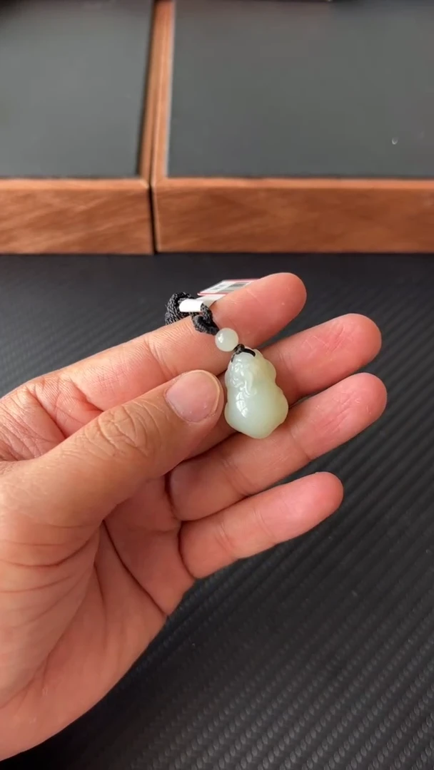 【闪购商品】和田玉吊坠(赠链)未镶嵌且末微色差近矿