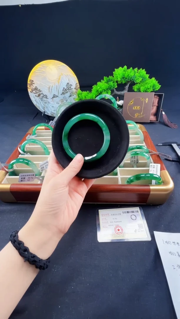 未镶嵌手镯石英质玉（非洲翠）手镯