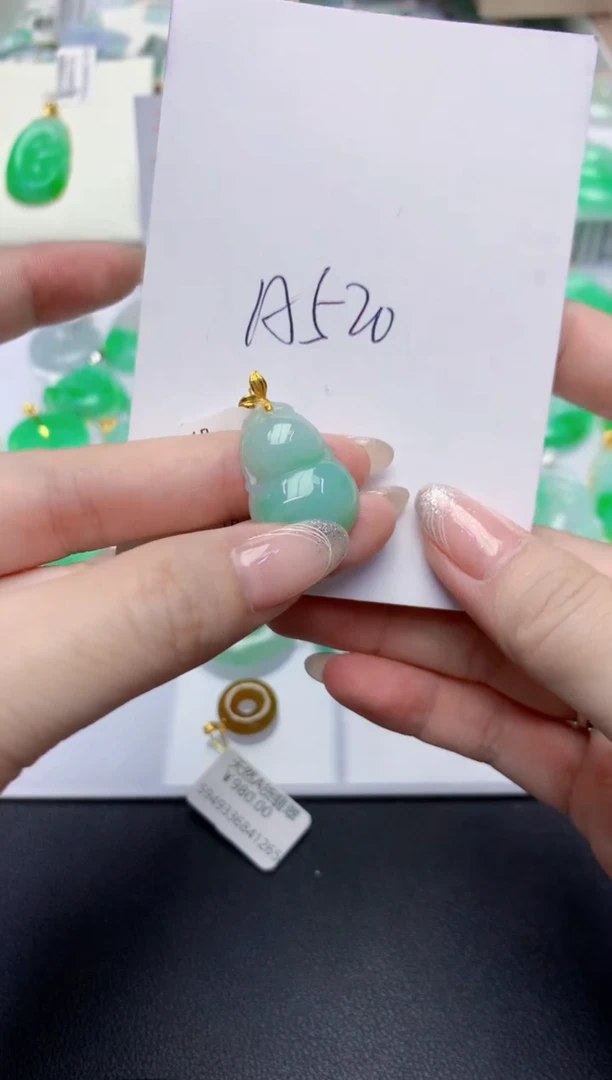 翡翠18K金镶嵌颈饰天然缅甸A货翡翠