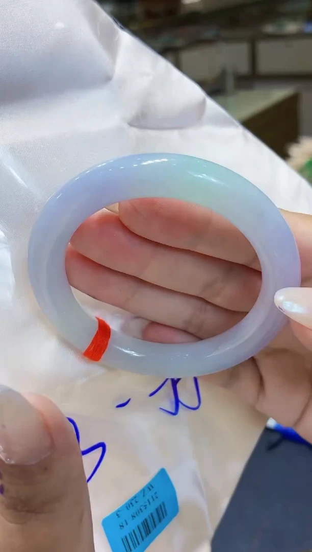 翡翠手镯未镶嵌翡翠手镯