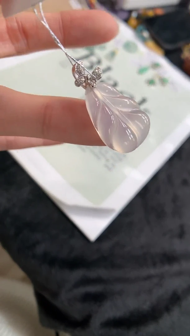 翡翠18K金镶嵌颈饰叶子