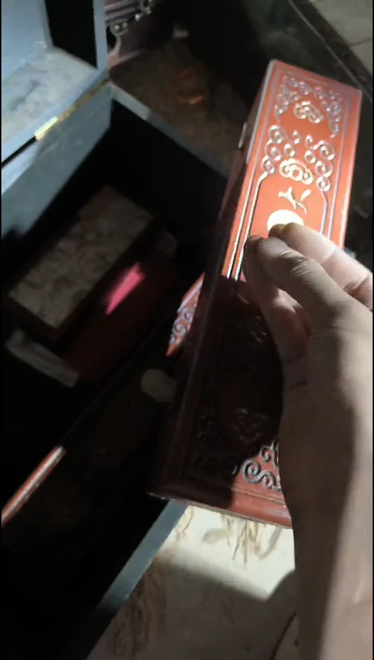 香榧木（1个开封红色雕刻小盒子）