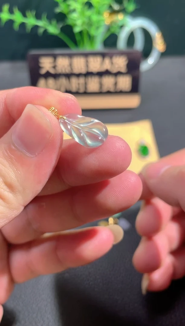 翡翠18K金镶嵌颈饰翡翠