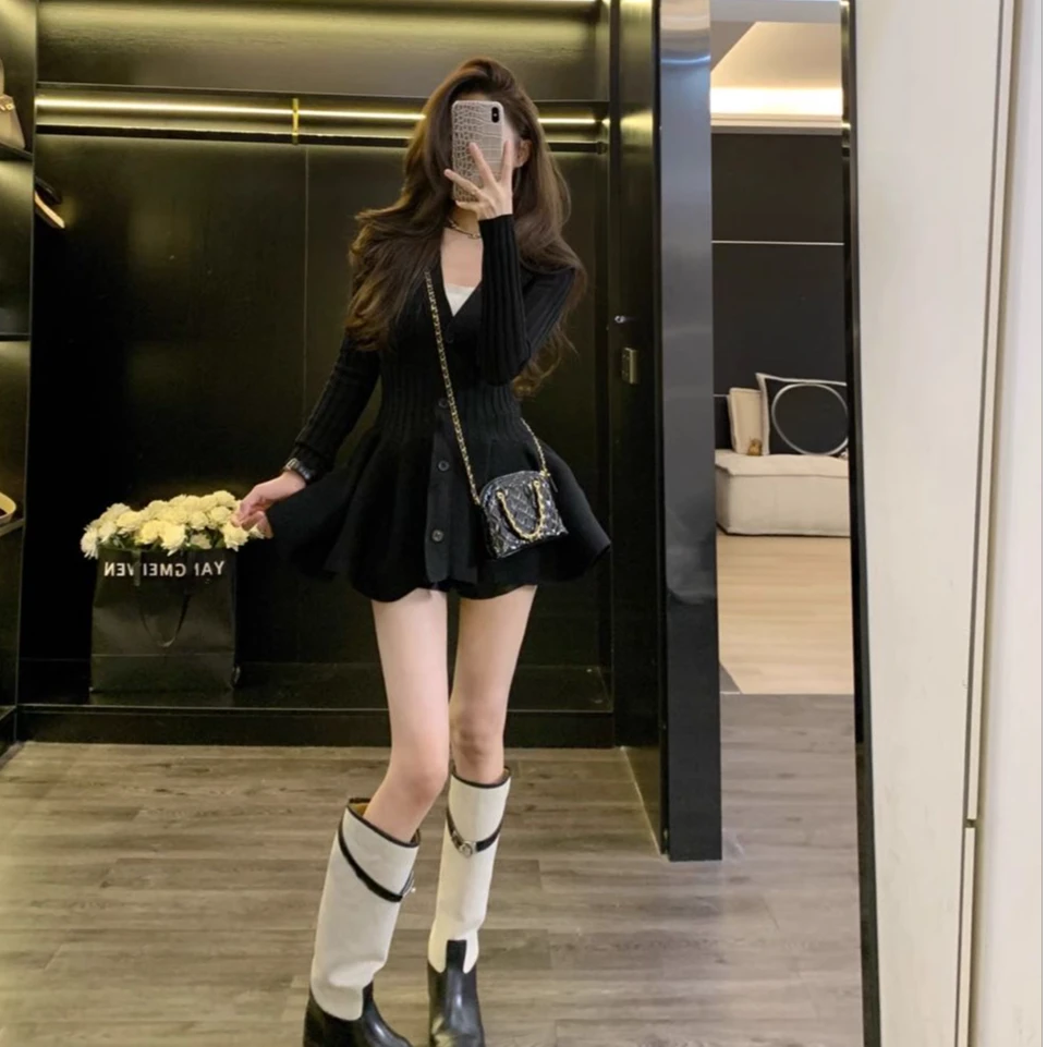 一眼心动深V针织连衣裙女秋冬收腰穿搭花苞裙性感修身A字蓬蓬短裙