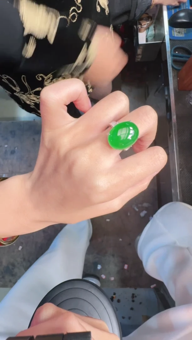 未镶嵌定制翡翠A货有轻微色差属于正常现象，戒指1