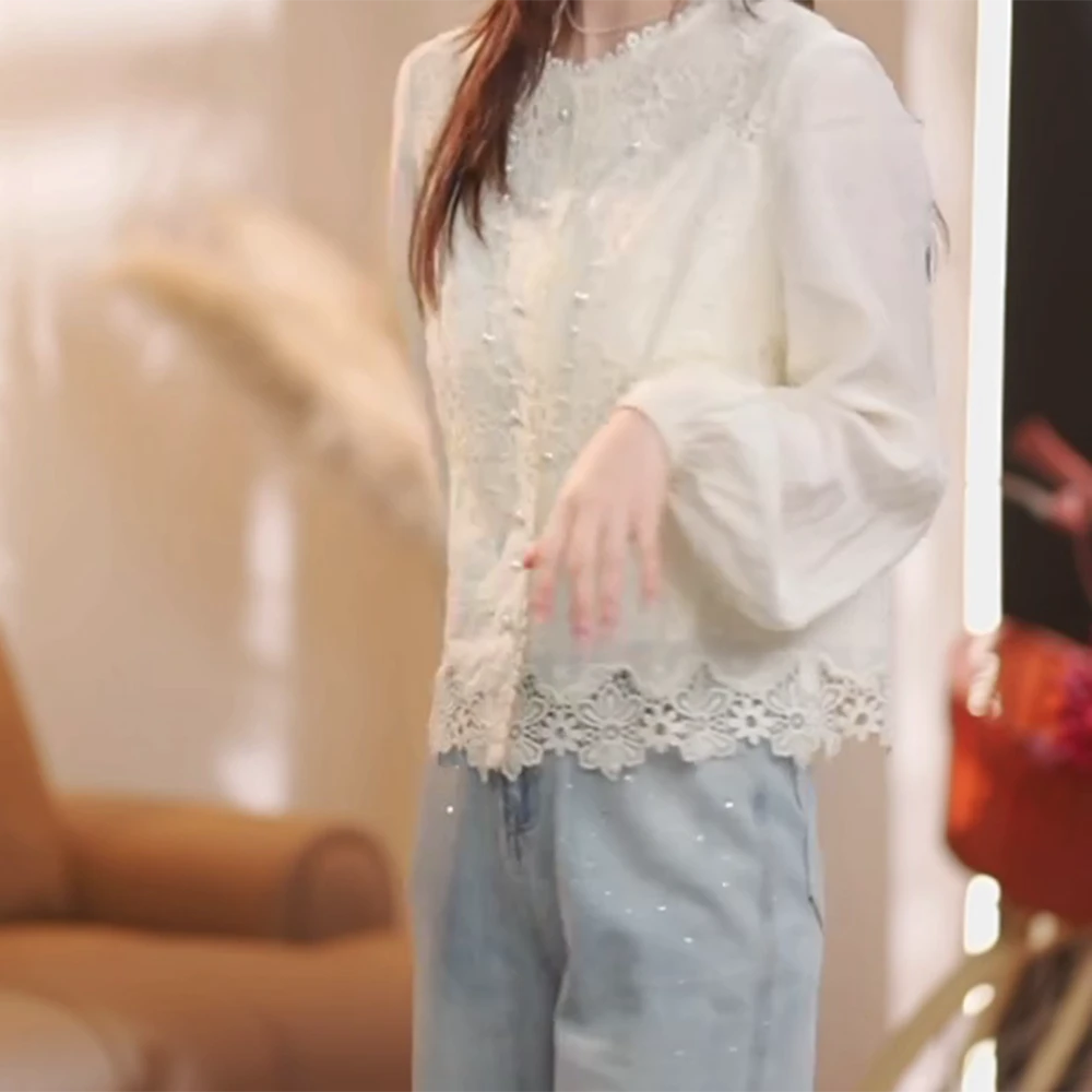 【浪漫假日】韩系早春圆领衬衫女蕾丝花朵珍珠扣拼接显瘦百搭上衣
