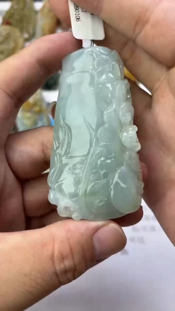 翡翠未镶嵌颈饰最***己天然A货缅甸翡翠