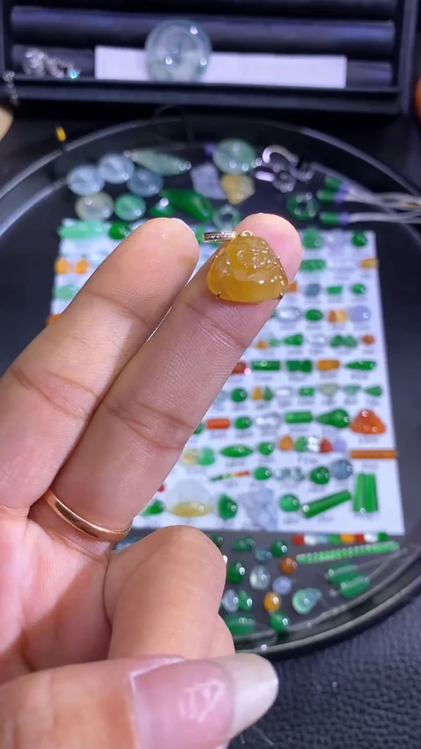 18K金镶嵌挂件翡翠佛